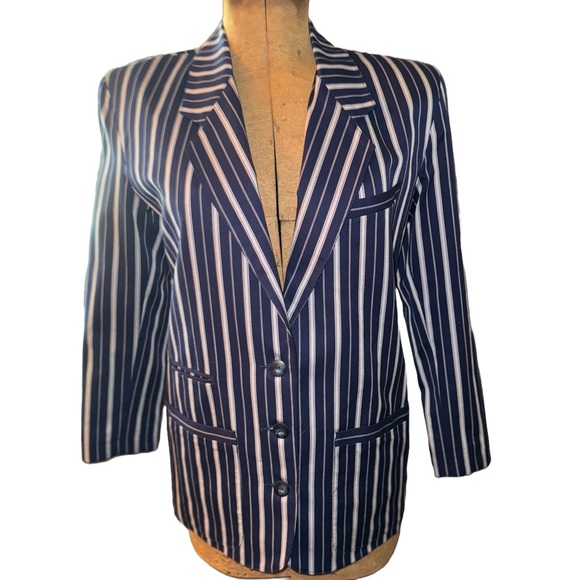 Liz Claiborne Jackets & Blazers - Clean, Liz Sport Blazer. Size 6 petite. Navy & white, vertical striped.